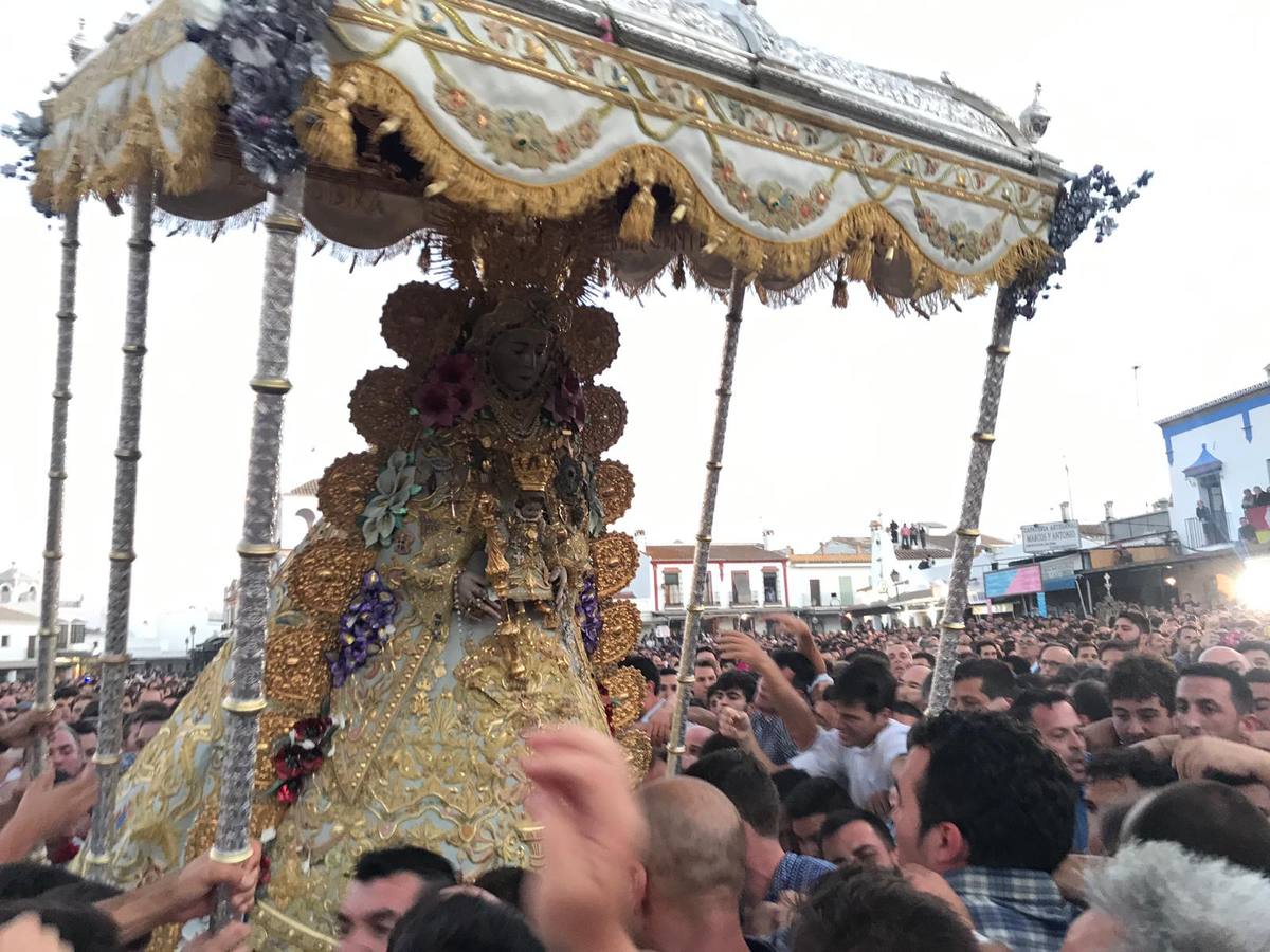 El Rocío 2019: La Virgen avanza por la aldea en brazos de los almonteños