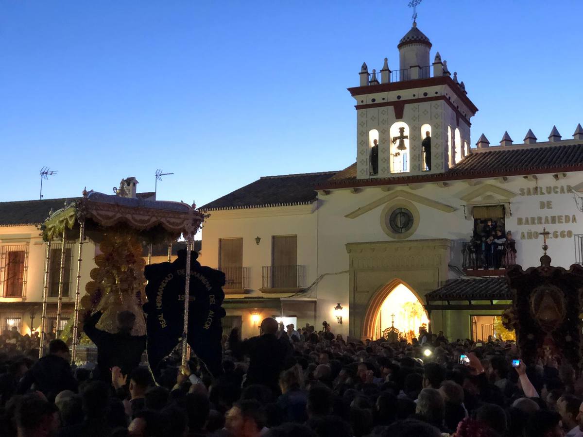 El Rocío 2019: La Virgen avanza por la aldea en brazos de los almonteños