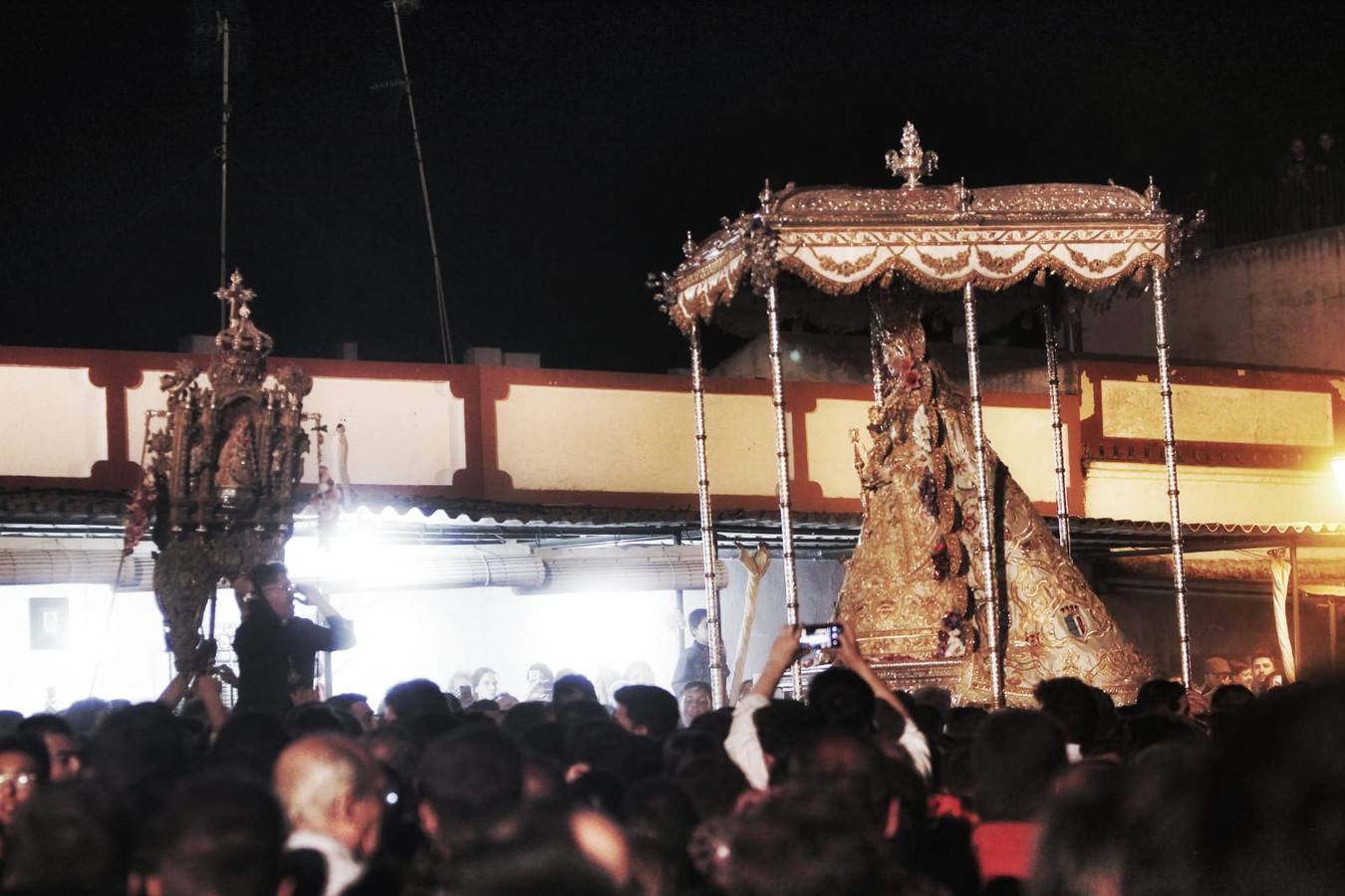 El Rocío 2019: La Virgen avanza por la aldea en brazos de los almonteños