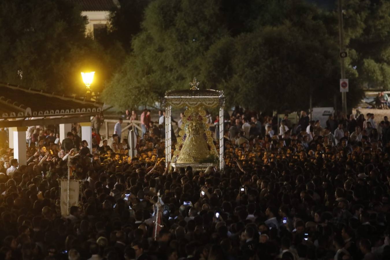 El Rocío 2019: La Virgen avanza por la aldea en brazos de los almonteños