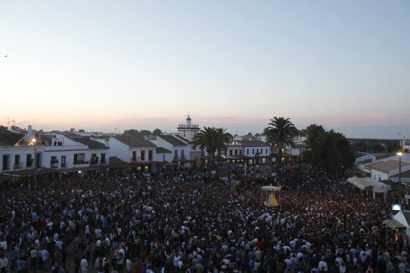 El Rocío 2019: La Virgen avanza por la aldea en brazos de los almonteños