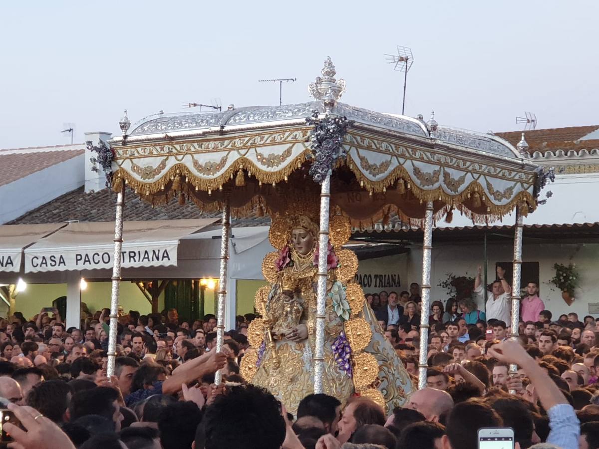 El Rocío 2019: La Virgen avanza por la aldea en brazos de los almonteños