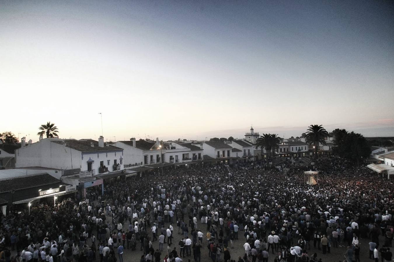 El Rocío 2019: La Virgen avanza por la aldea en brazos de los almonteños