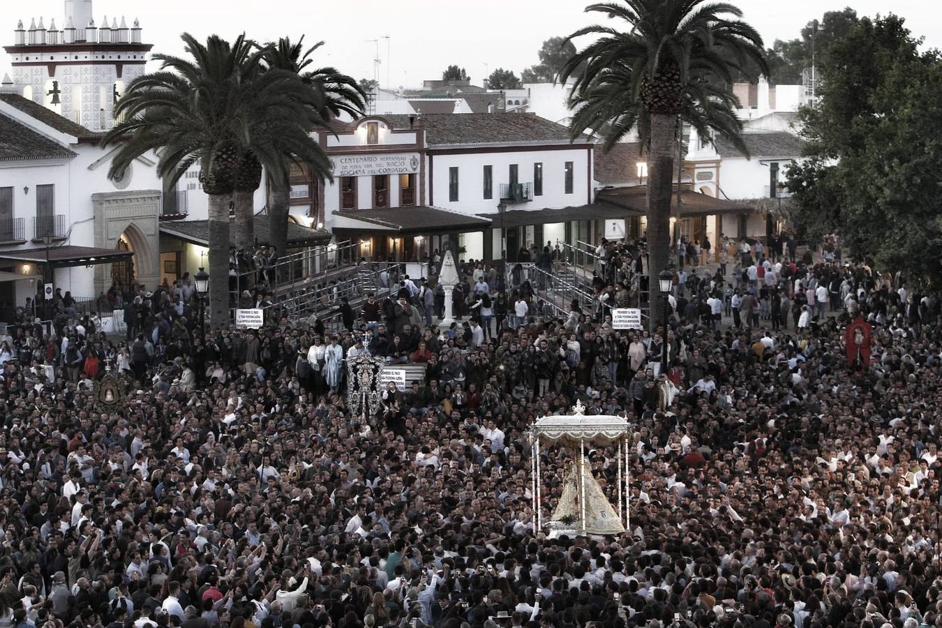 El Rocío 2019: La Virgen avanza por la aldea en brazos de los almonteños