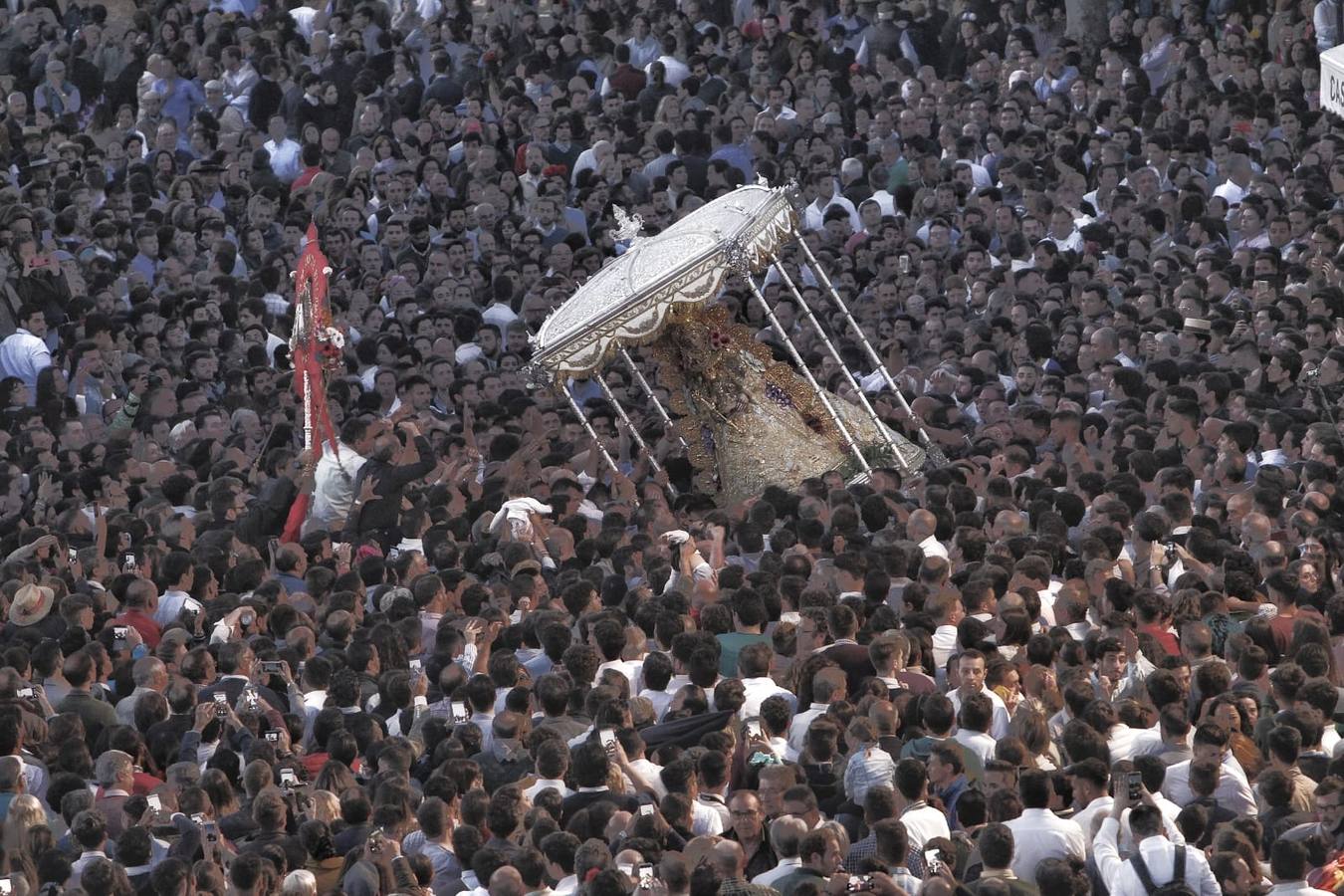 El Rocío 2019: La Virgen avanza por la aldea en brazos de los almonteños