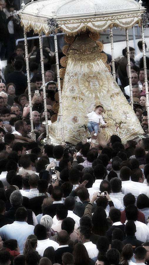 El Rocío 2019: La Virgen avanza por la aldea en brazos de los almonteños