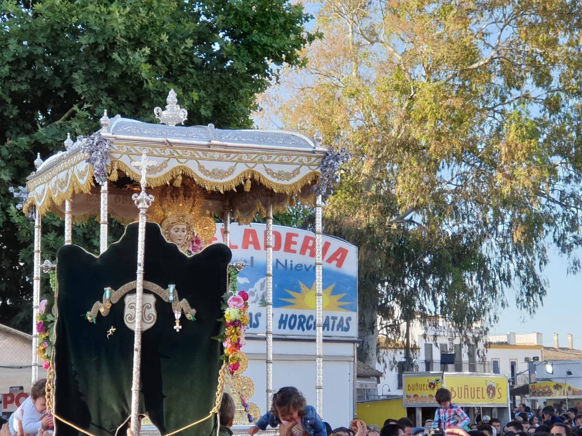 El Rocío 2019: La Virgen avanza por la aldea en brazos de los almonteños