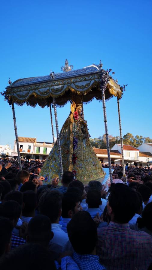 El Rocío 2019: La Virgen avanza por la aldea en brazos de los almonteños