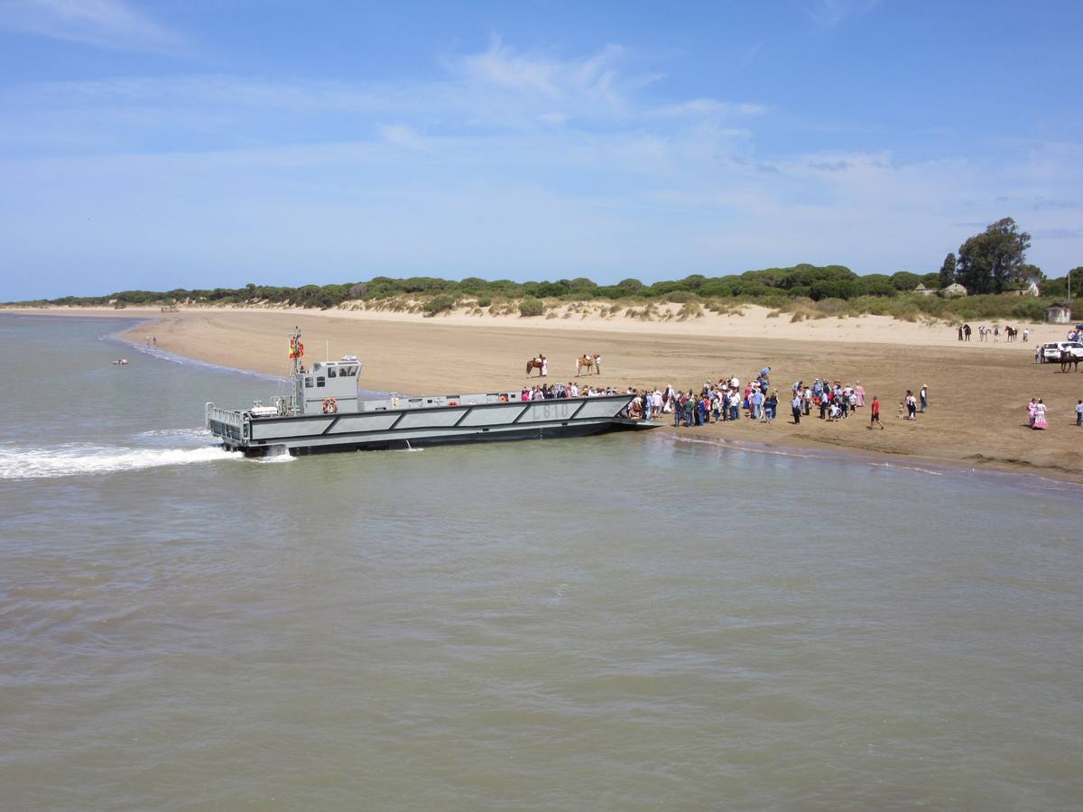 La Armada colabora en el cruce del río de las hermandades rocieras