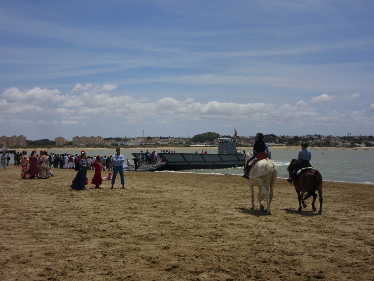 La Armada colabora en el cruce del río de las hermandades rocieras