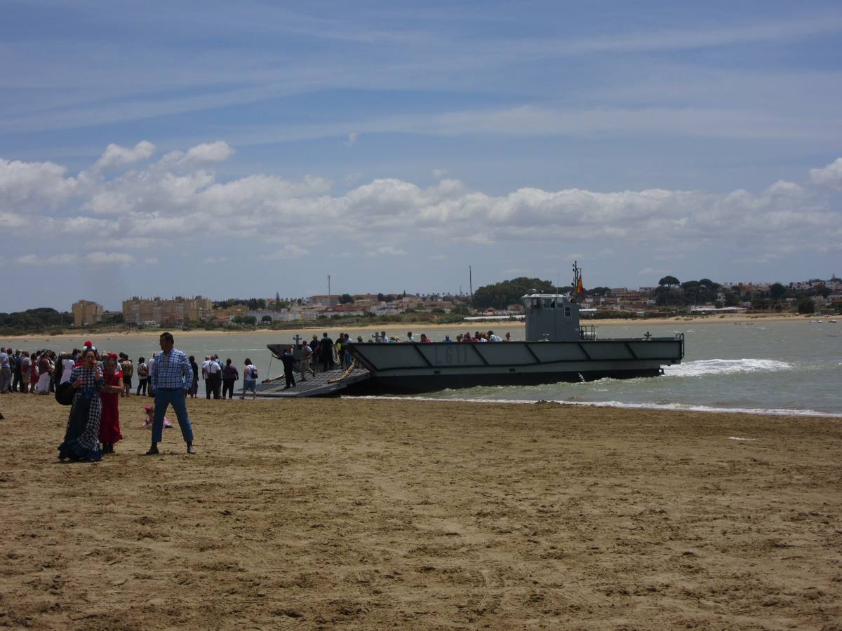 La Armada colabora en el cruce del río de las hermandades rocieras