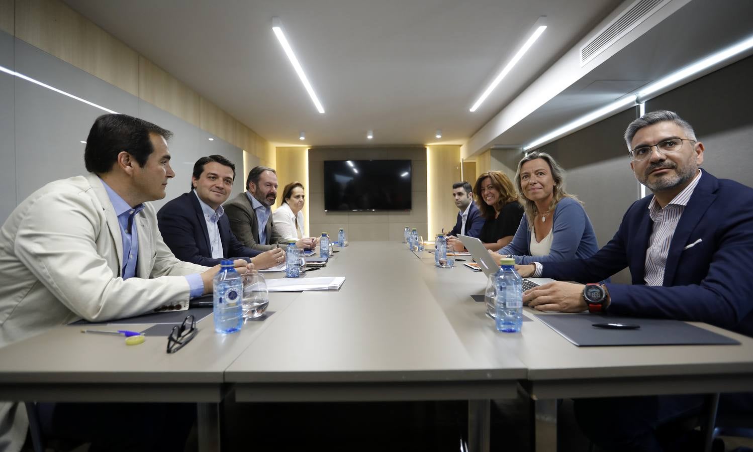 La reunión del pacto PP-Cs para gobernar Córdoba, en imágenes