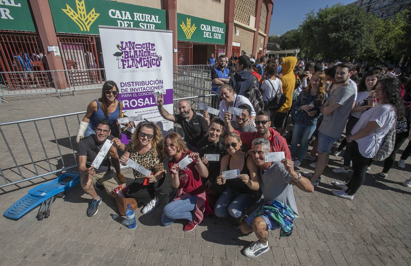 Las colas para las invitaciones del concierto de Rosalía en Córdoba, en imágenes