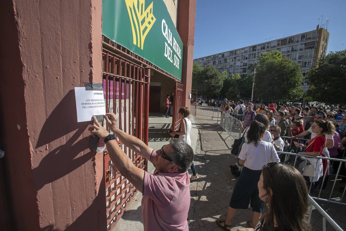 Las colas para las invitaciones del concierto de Rosalía en Córdoba, en imágenes