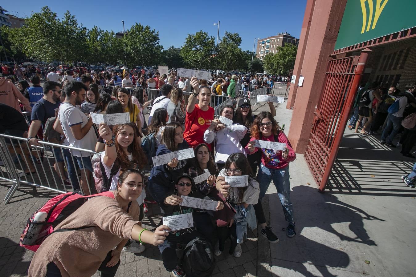 Las colas para las invitaciones del concierto de Rosalía en Córdoba, en imágenes