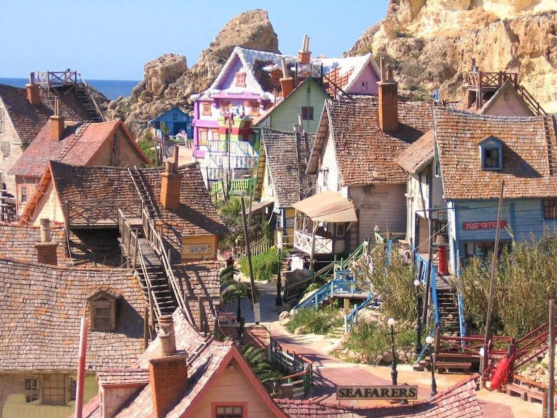 Así es Villa Popeye, el parque temático de Malta. Popeye Village está compuesto por 19 curiosas casitas de colores y en él diariamente se llevan a cabo distintas actividades