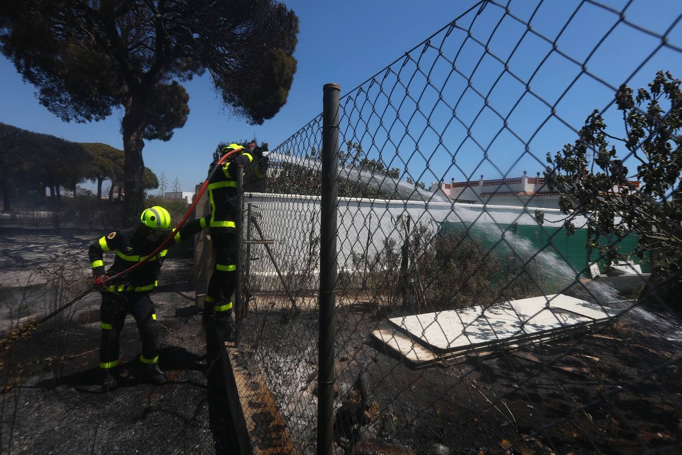 Fotos: Grave incendio en Conil, Cádiz