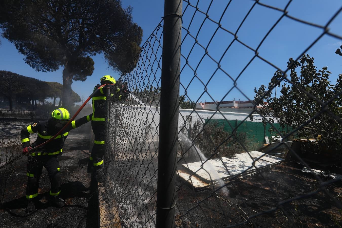 Fotos: Grave incendio en Conil, Cádiz