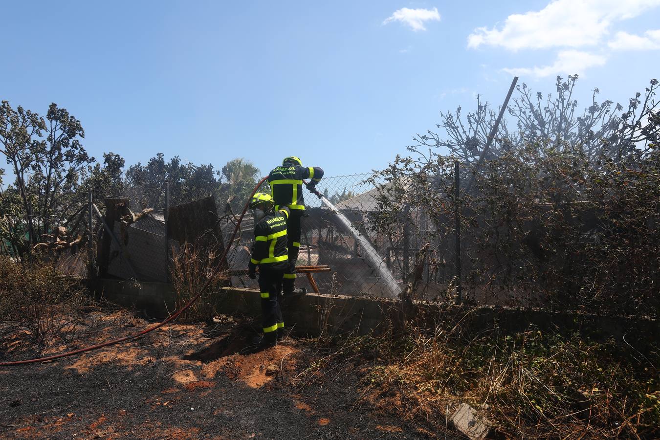 Fotos: Grave incendio en Conil, Cádiz