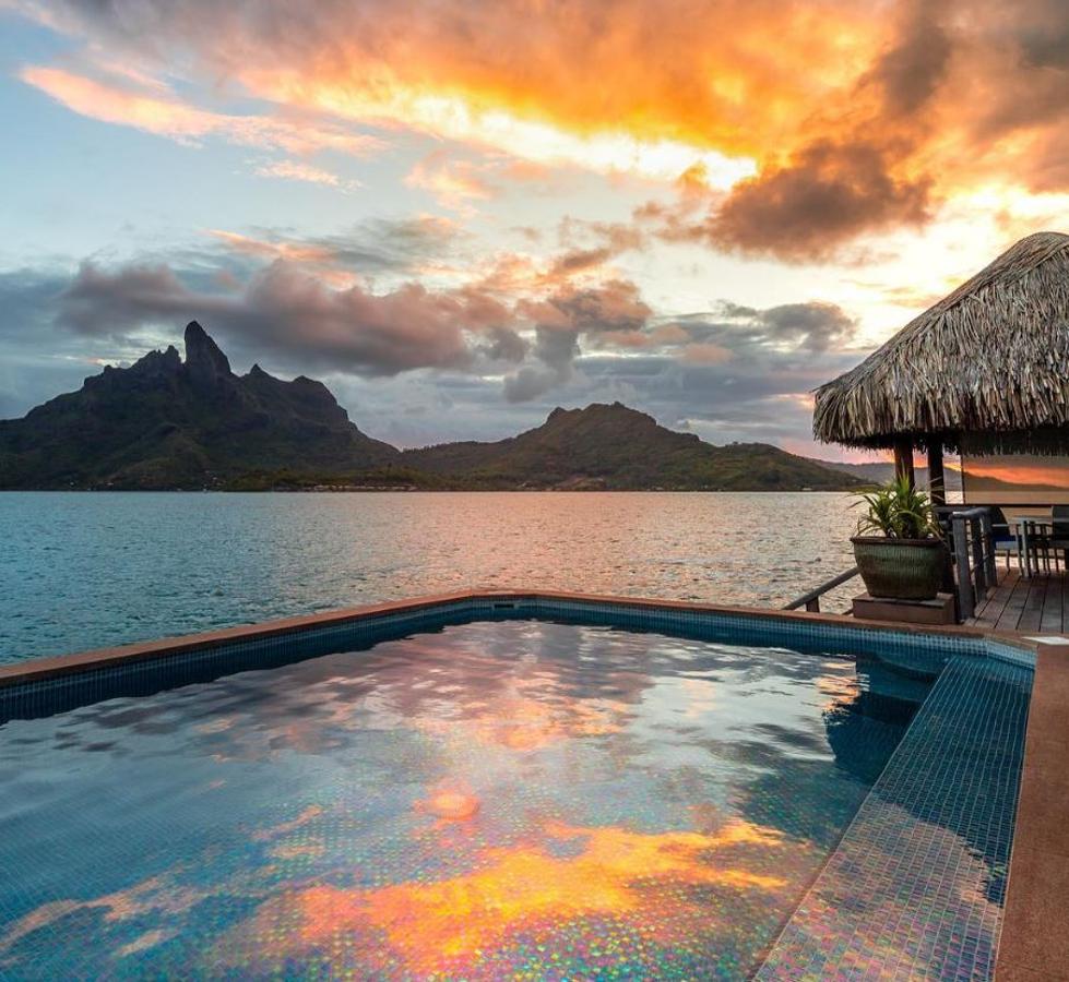St. Regis Bora Bora Resort: 900 €. El complejo tiene su propia una pista de aterrizaje para helicópteros privada  a disposición de los huéspedes, así como un muelle en cada villa por si los clientes desean llevar su propio yate para disfrutar al máximo sus vacaciones