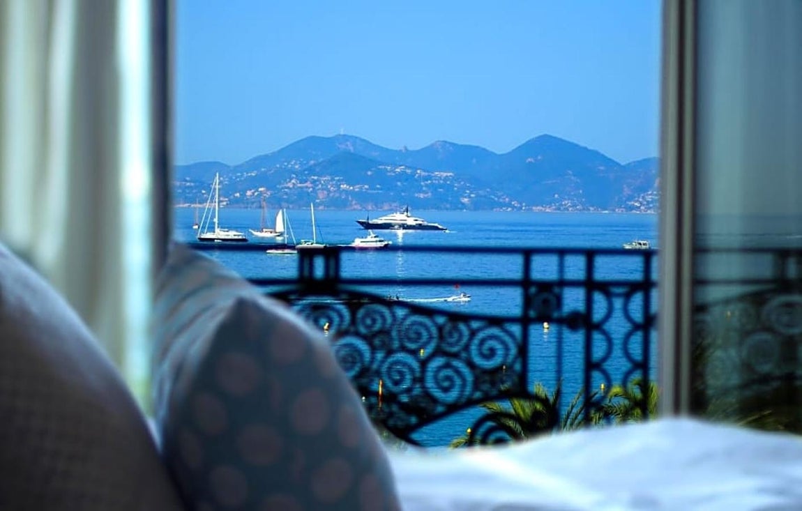 Hotel Martínez: 25.000€. El precio por noche de sus suites se justifica, además de por su la panorámica de la bahía que ofrece tras sus ventanales, por sus cualidades: tiene de dos camas tamaño extra grande, el mobiliario está tapizado de seda y en la terraza hay espacio para un jacuzzi de gran tamaño