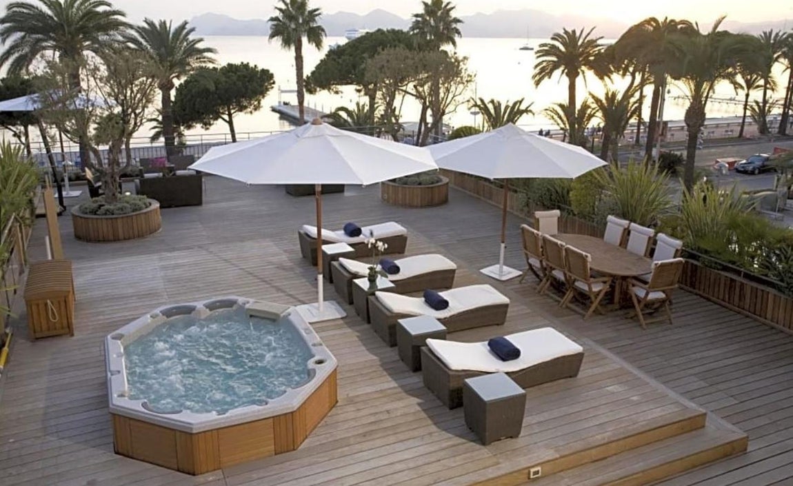 Hotel Martínez: 25.000€. Se construyó en 1929, por lo que se le considera uno de los edificios históricos de Cannes. Ofrece todas las comodidades para disfrutar una experiencia de lujo en La Costa Azul