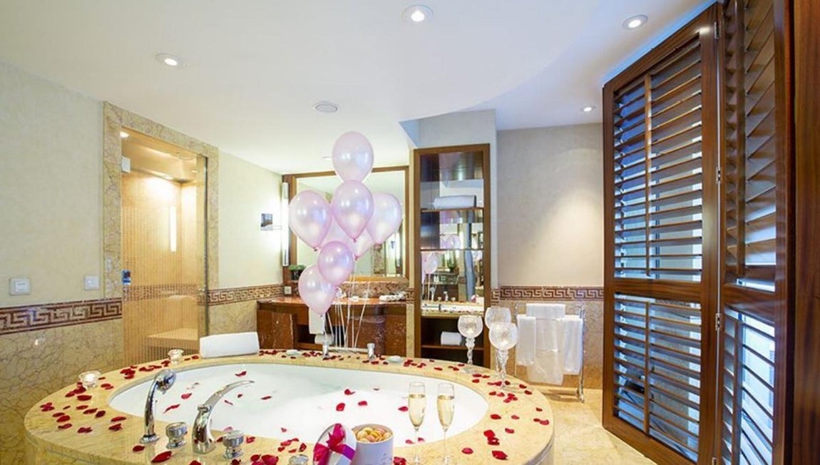 Hotel President Wilson: 46.000€. Tiene 12 dormitorios de lujo y 12 piscinas de mármol en cada una de ellas con vistas al Lago Ginebra y las montañas que lo rodean