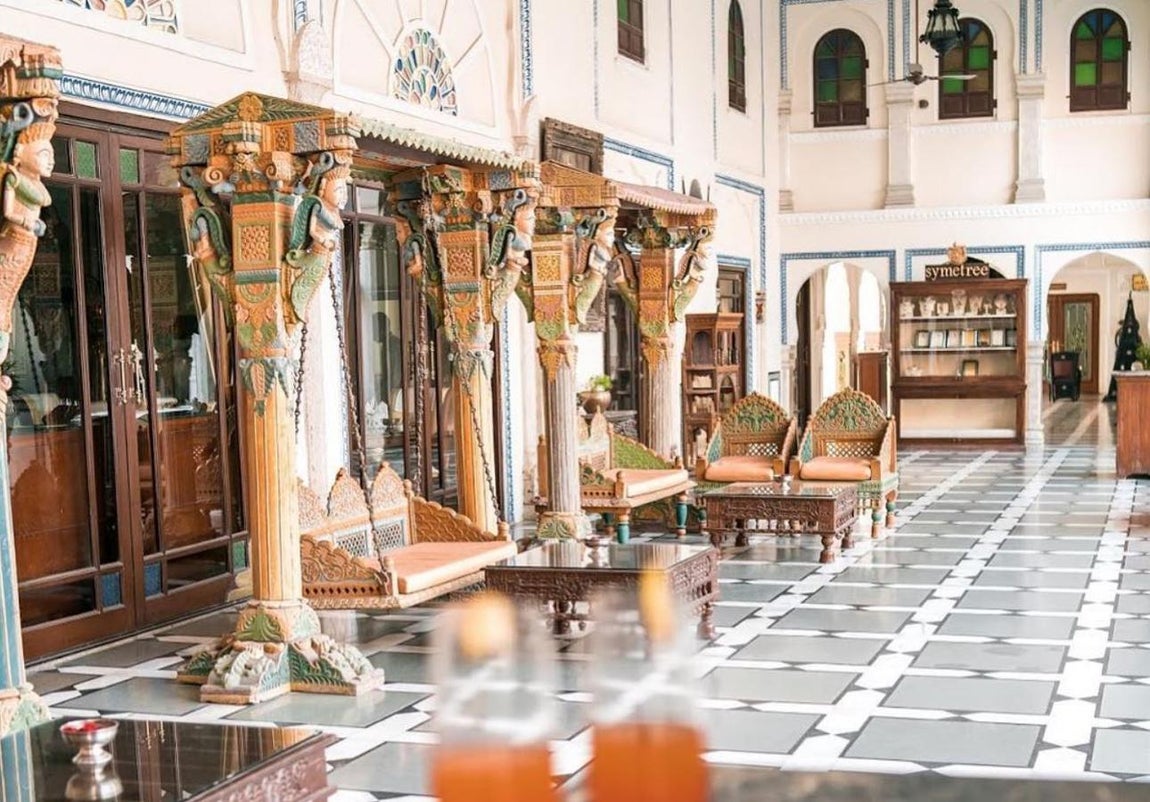 Raj Palace: 34.500€. A su alrededor, el viajero podrá pasear por la ciudad rosa de Jaipur, Hawa Mahal, Jantar Mantar, City Palace, Amber Fort, Rambagh Palace, Jai Mahal, Albert Hall Museum. A pocos metros del hotel hay edificios históricos, fortalezas, palacios y castillos. Está enclavado en el epicentro histórico de la región