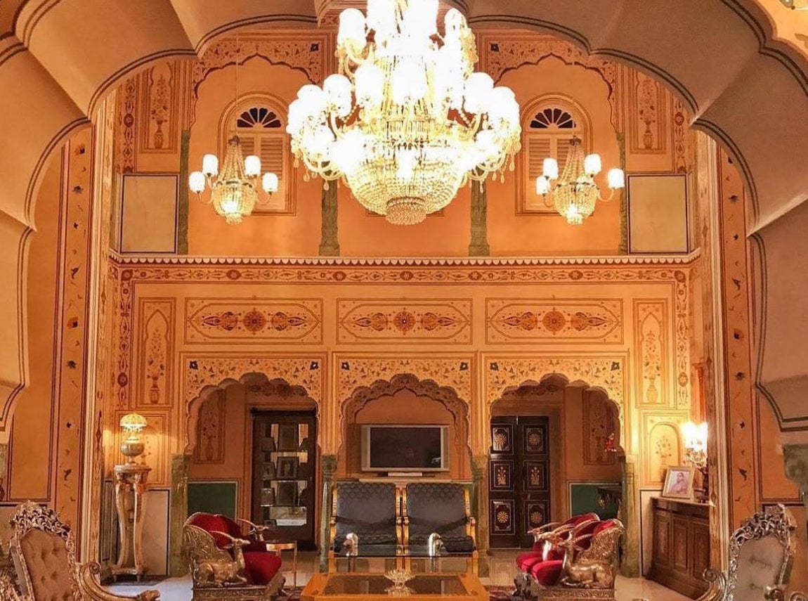 Raj Palace: 34.500€. Los World Travel Awards 2007 lo galardonaron como "Mejor hotel patrimonio mundial". En cada restauración se cuidaron sus elementos históricos y tradiconales