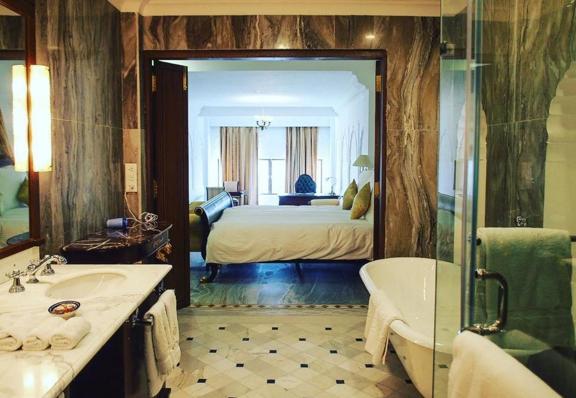 Raj Palace: 34.500€. El hotel está en la India, concretamente en Jaipur, capital de la provincia de Rajasthan (unos 300km al sur oeste de Delhi)