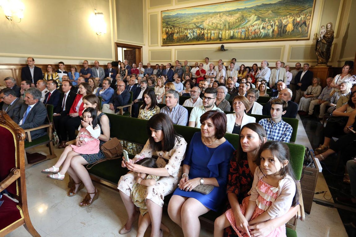 Asistentes al acto. En primer término, su esposa, hija y nietas. 
