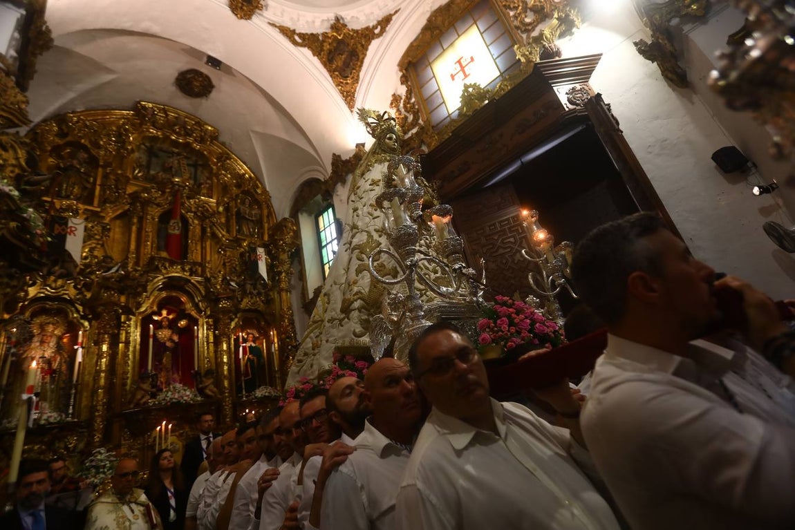 Fotos: La Patrona de Cádiz visita al Nazareno en su templo