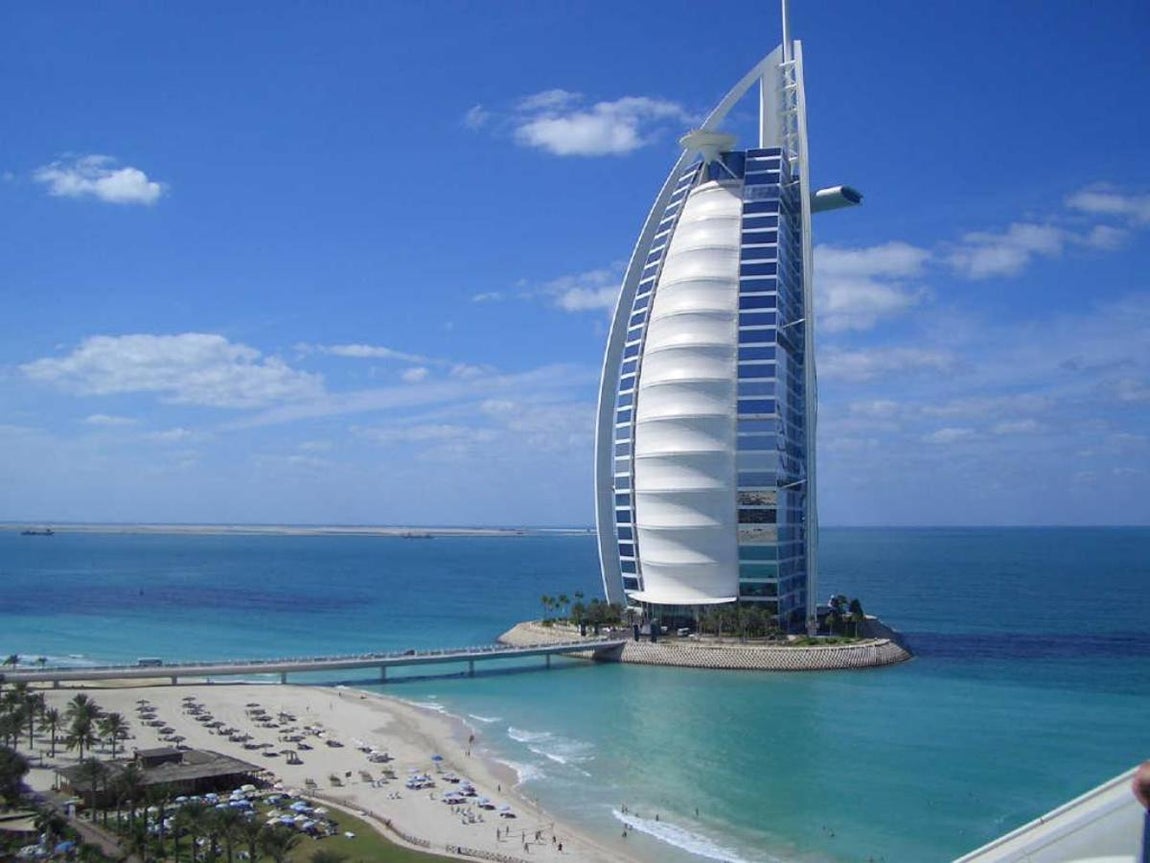 Burj Al Arab: 8.500€. El Burj Al Arab es un espectacular edificio en forma de vela obra del prestigioso arquitecto Thomas Wills Wright. Se alza sobre su propia isla artificial, que proporciona a los huéspedes casi 300 metros de costa.