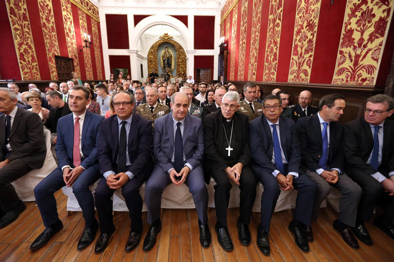 El arzobispo con las autoridades políticas. 