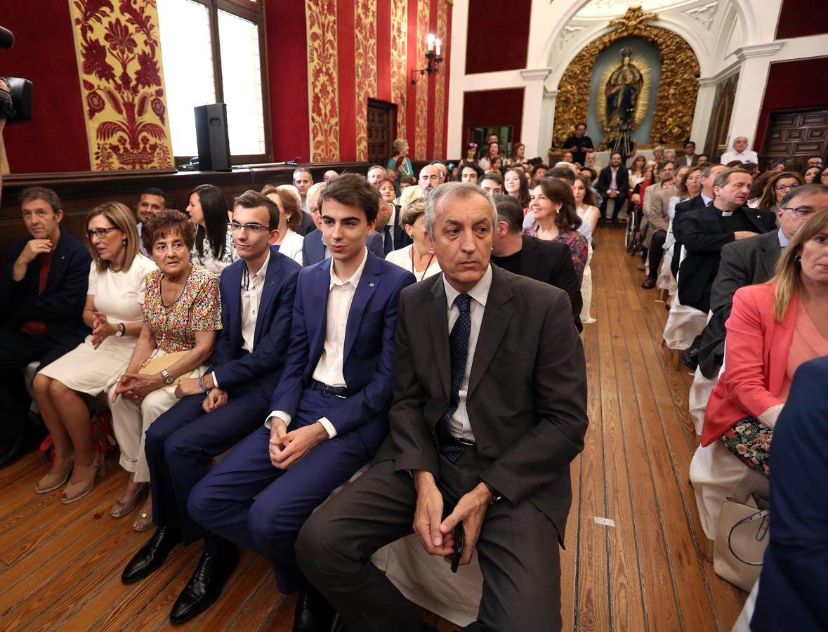 Antonio Guijarro, marido de la alcaldesa, con sus hijos. 