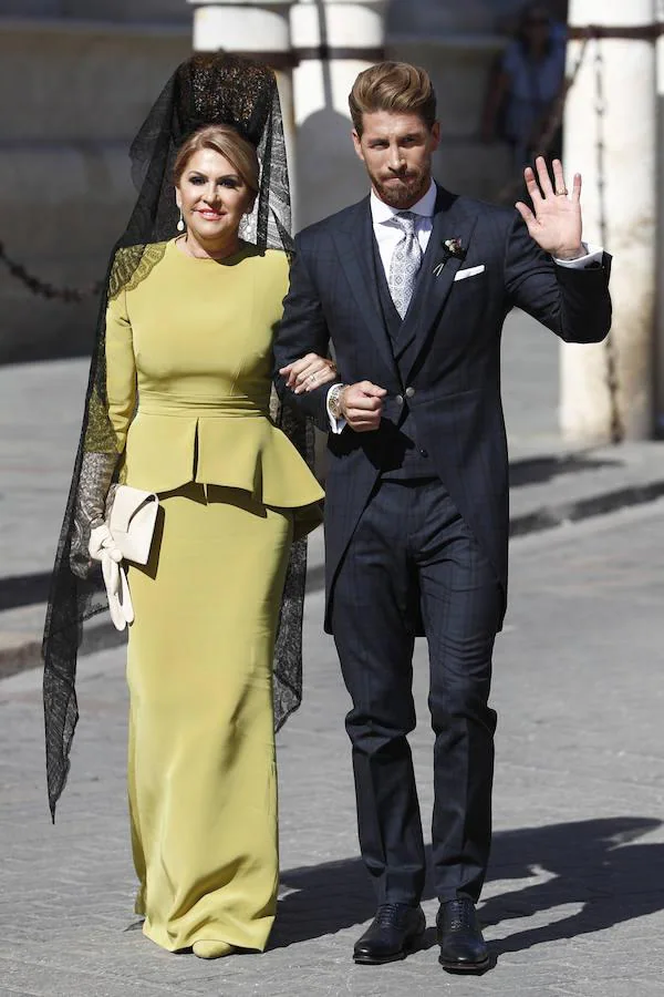 Sergio Ramos, a su llegada a la Catedral, junto a Paqui, su madre. 