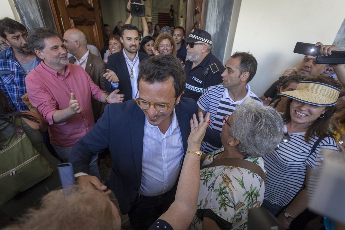 FOTOS: Los gaditanos reciben a Kichi como alcalde tras su reelección