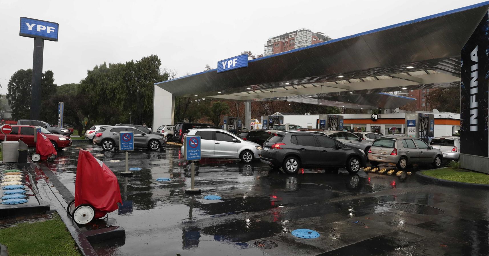 Coches hacen cola en una gasolinera en Buenos Aires. 