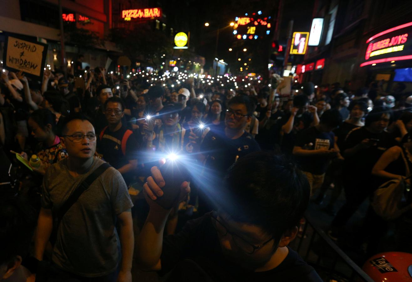 Continúa de noche. Las protestas continúan a pesar de que el sol acaba su jornada. Los manifestantes agitan sus teléfonos móviles y crean una oleada de luces (REUTERS)