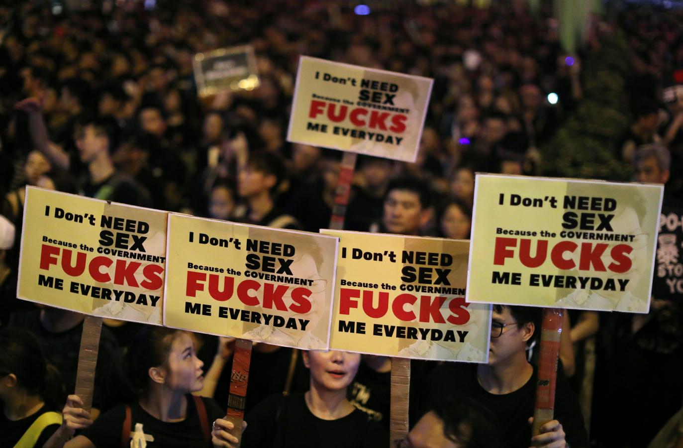 Muchas pancartas. Los manifestantes sostienen pancartas mientras asisten a una manifestación que exige a los líderes de Hong Kong que renuncien y retiren el proyecto de ley de extradición. "No necesita sexo porque el Gobierno me jode todos los días", expresan (REUTERS)