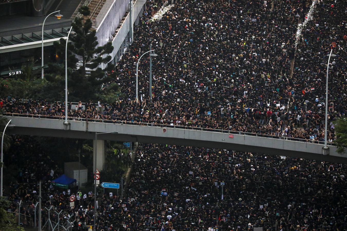 Cientos de miles. Otra perspectiva de los manifestantes mientras sostienen pancartas en la protesta que exige a los líderes de Hong Kong que renuncien y retiren el proyecto de ley de extradición (REUTERS)