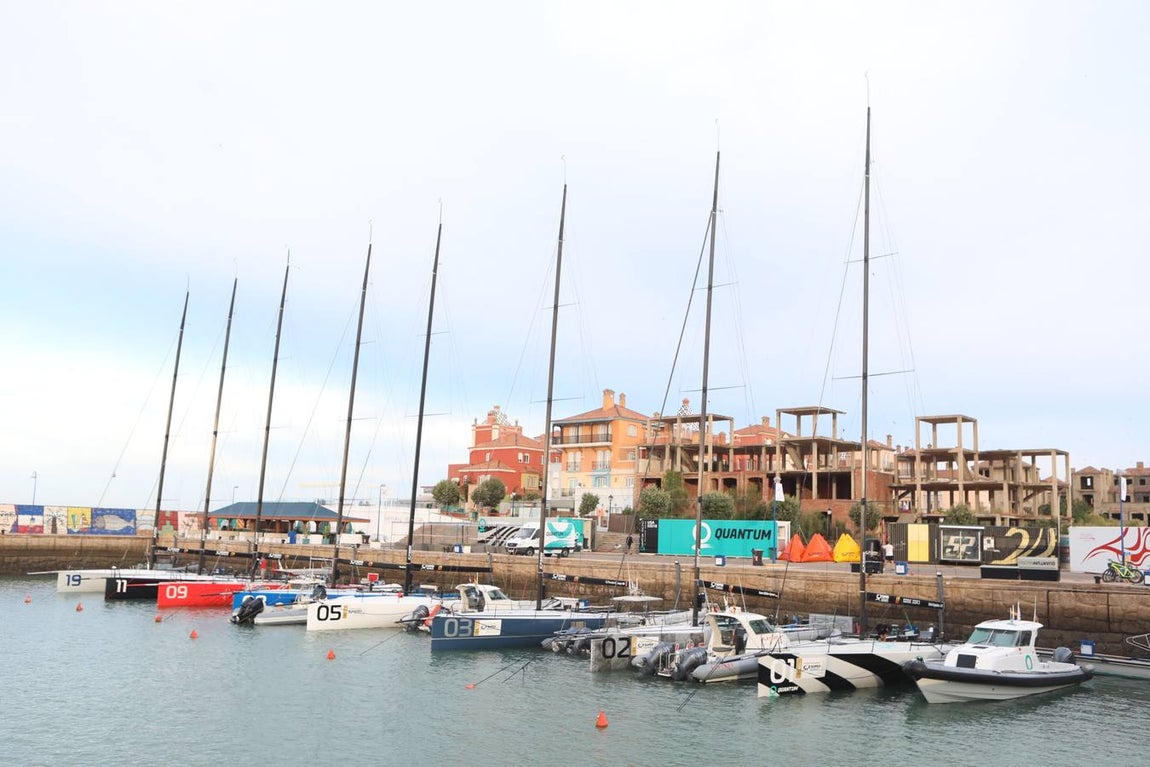 Fotos: Preparativos para la regata Puerto Sherry Royal Cup en la Bahía de Cádiz
