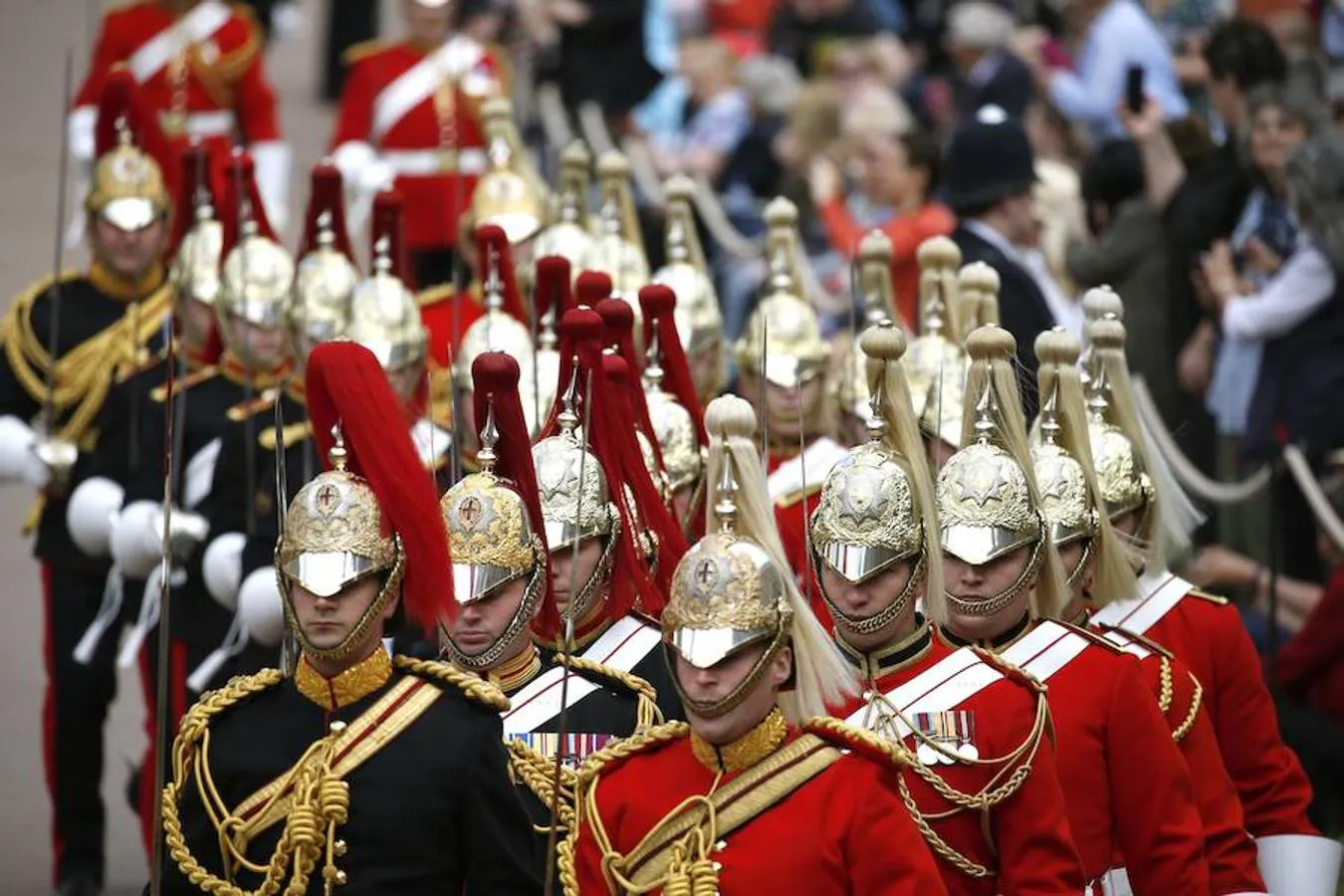 Vista del desfile en Windsor con el que cada año Reino Unido celebra la llegada de nuevos miembros a la prestigiosa Orden de la Jarretera. 