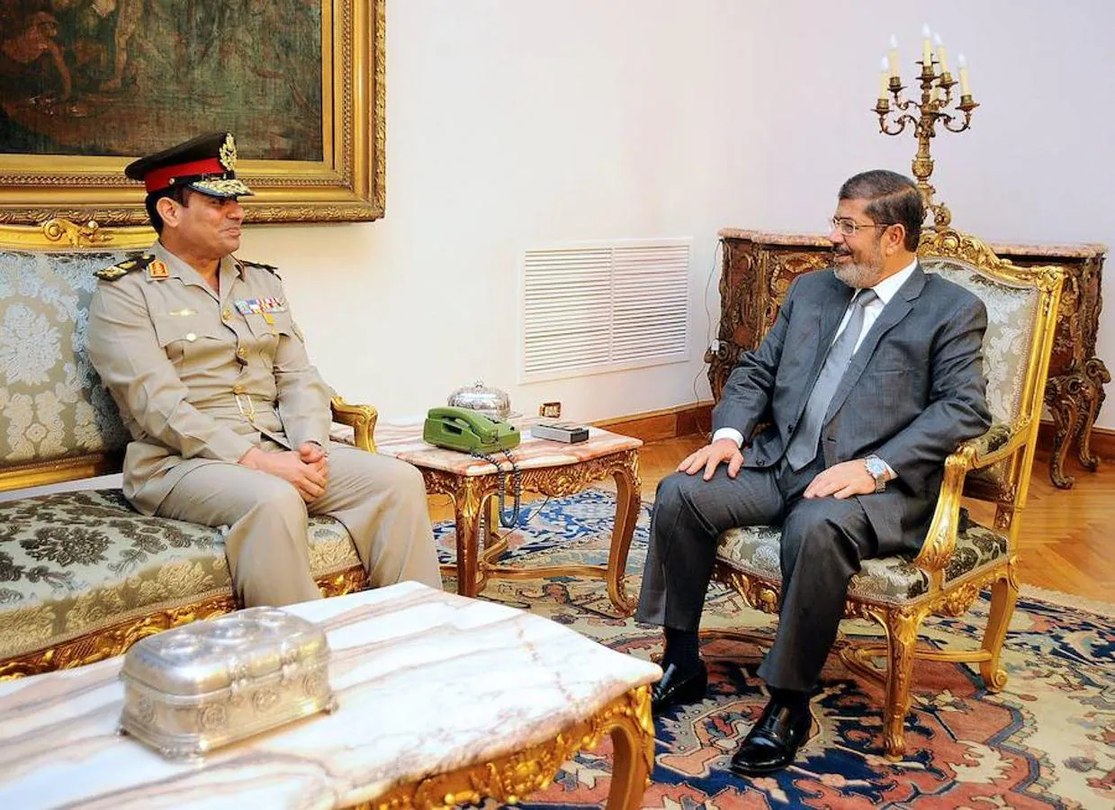 El presidente egipcio Mohamed Mursi (D) reuniéndose con el recién nombrado ministro de Defensa egipcio Abdel Fattah al-Sissi (I) en el palacio presidencial en El Cairo en 2012. 