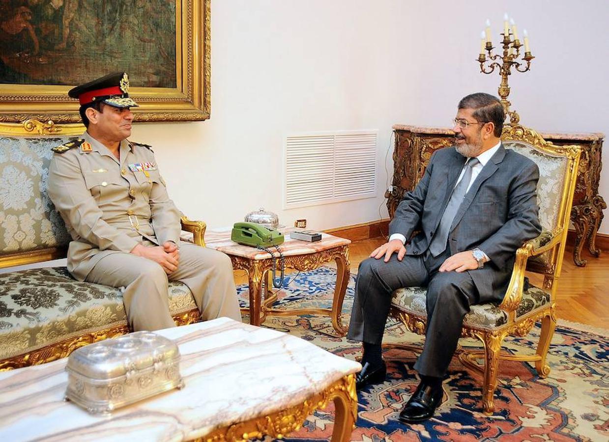 El presidente egipcio Mohamed Mursi (D) reuniéndose con el recién nombrado ministro de Defensa egipcio Abdel Fattah al-Sissi (I) en el palacio presidencial en El Cairo en 2012. 