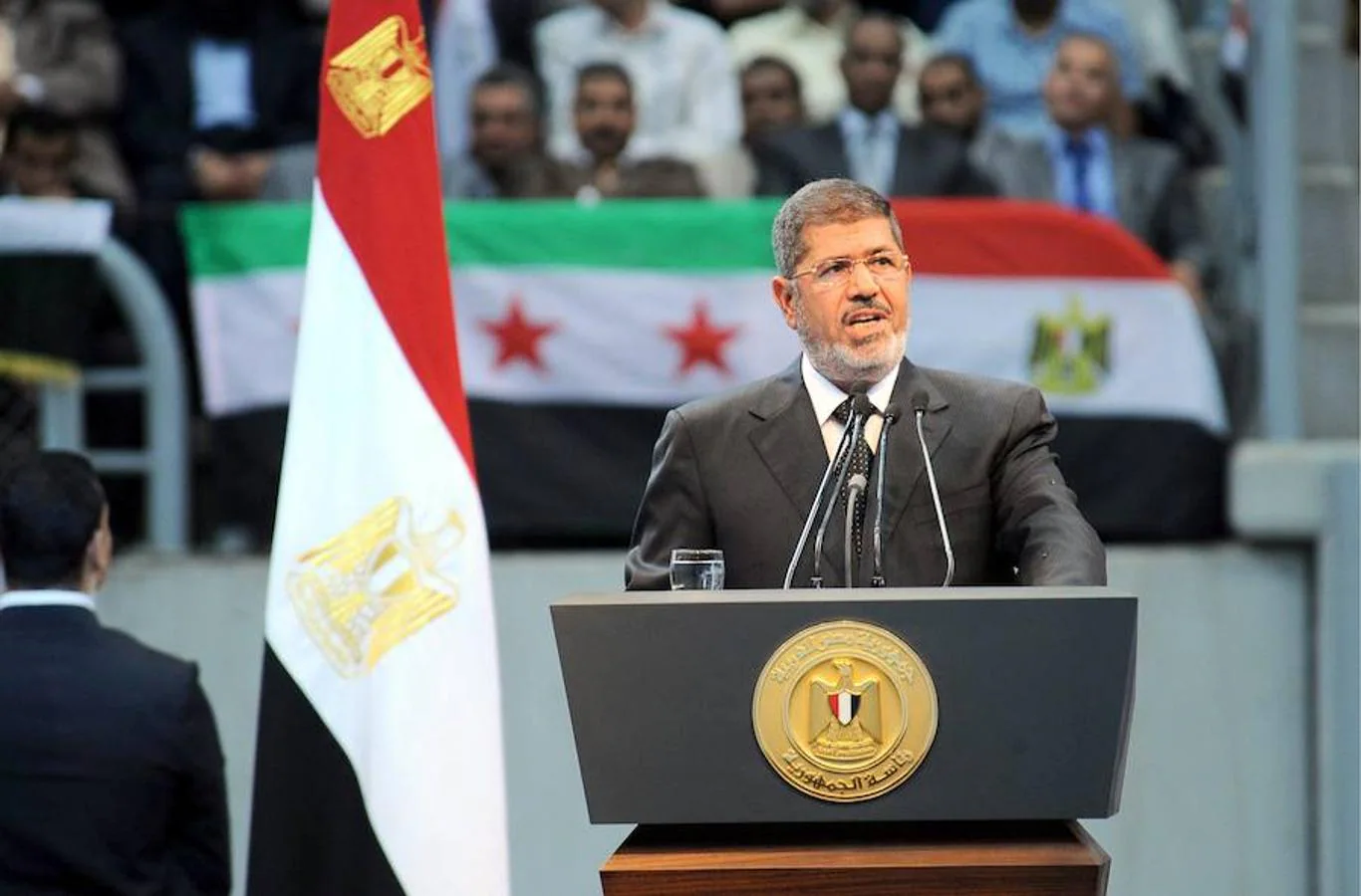Mursi habla con sus simpatizantes mientras asiste a una conferencia de solidaridad con Siria organizada por la Hermandad Musulmana. 
