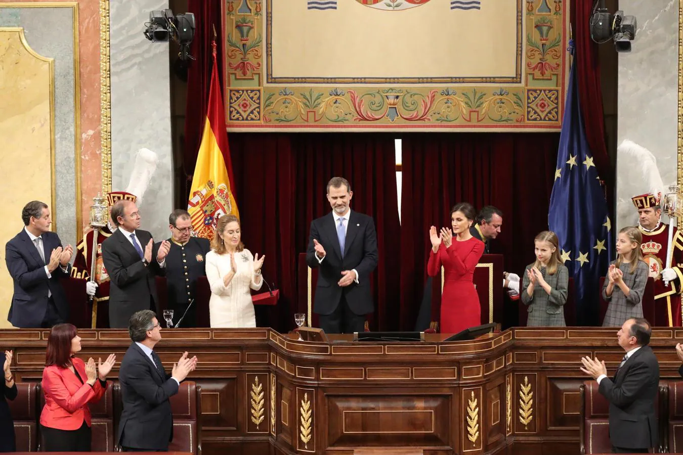 El Rey es aplaudido por el hemiciclo tras su discurso en al acto de conmemoración del cuarenta aniversario de la Constitución. 
