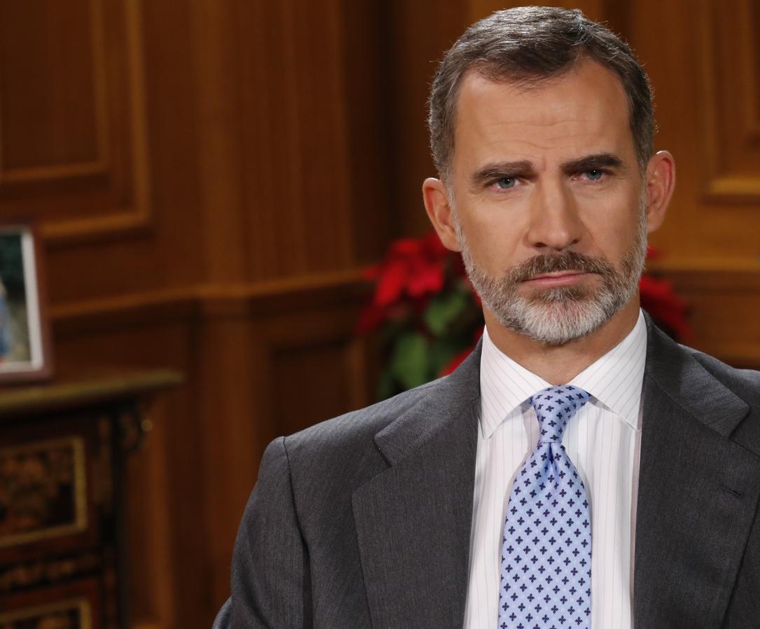 Don Felipe, durante el tradicional mensaje televisado de Nochebuena. Este fue el cuarto discurso de Navidad que ofrecía desde que sucediera al Rey Don Juan Carlos en la jefatura del Estado. 