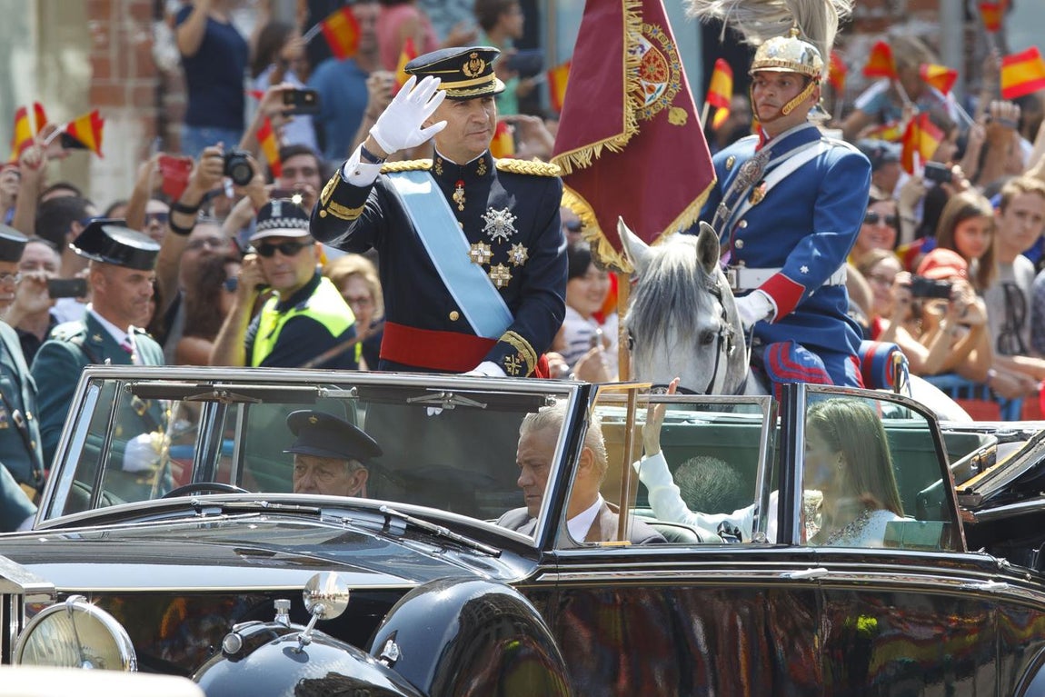 Ambiente festivo en Plaza de España al paso de Don Felipe tras su proclamación como Rey. 