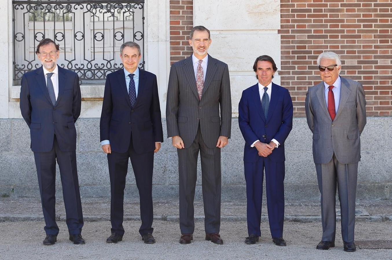 El Rey, con los cuatro presidentes vivos de la democracia, Felipe González, José María Aznar, José Luis Rodríguez Zapatero y Mariano Rajoy, este martes en el Palacio de la Quinta, El Pardo. 
